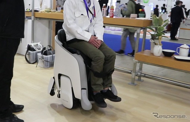 操作は簡単。行きたい方向を見るだけでもそっちに動く