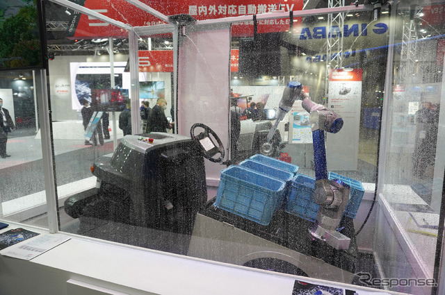 「eve auto」とロボットアームを組み合わせたAGV。ぶどうの収穫を自動でおこなう