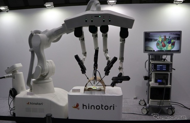 川崎重工が展示していた手術ロボ「HINOTORI」