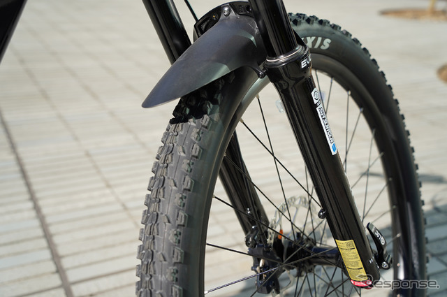さまざまなマウンテンバイクで主流となっている27.5インチサイズのホイールを採用。タイヤサイズは2.4インチと極太でグリップしやすくコントロールしやすいものをセットしている。