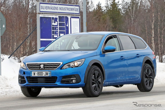 プジョー308SWをベースにした 新型クーペSUV 開発車両(スクープ写真)