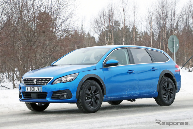 プジョー308SWをベースにした 新型クーペSUV 開発車両(スクープ写真)