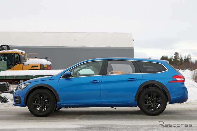 プジョー308SWをベースにした 新型クーペSUV 開発車両(スクープ写真)