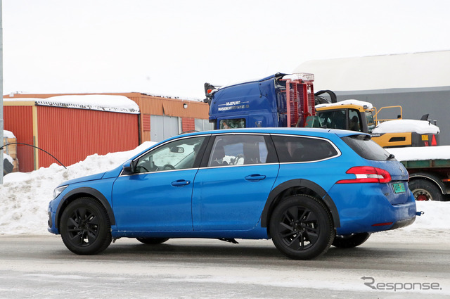 プジョー308SWをベースにした 新型クーペSUV 開発車両(スクープ写真)