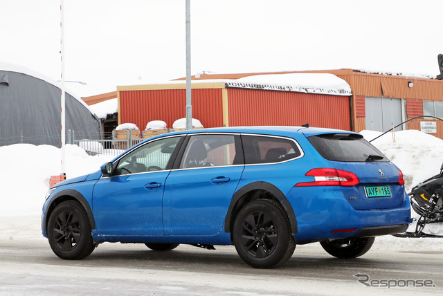 プジョー308SWをベースにした 新型クーペSUV 開発車両(スクープ写真)