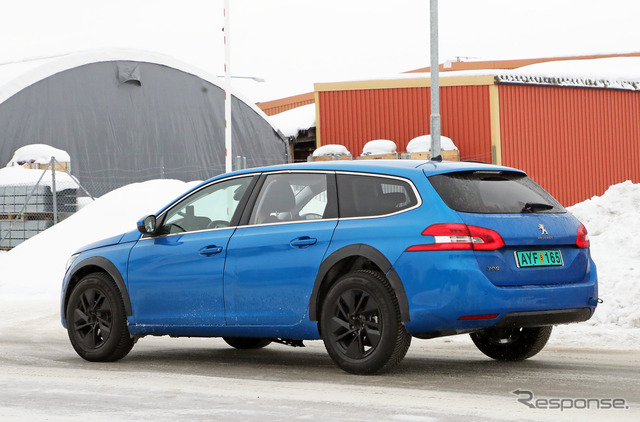 プジョー308SWをベースにした 新型クーペSUV 開発車両(スクープ写真)