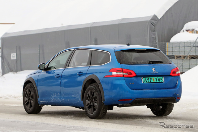 プジョー308SWをベースにした 新型クーペSUV 開発車両(スクープ写真)