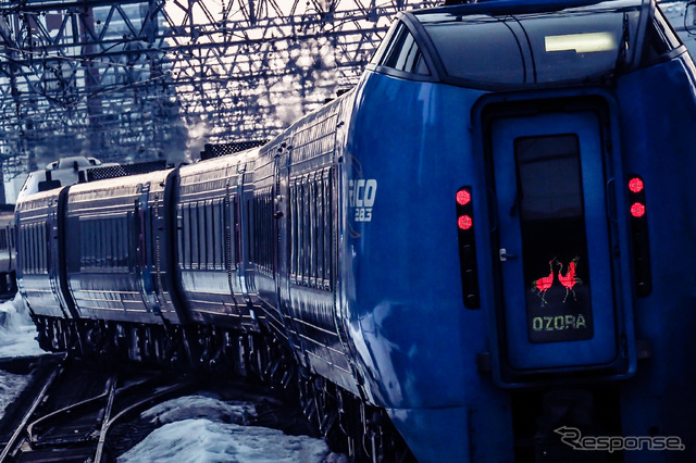 札幌駅を出るキハ283系『おおぞら1号』。最終日の下りトップを飾った。2022年3月11日。