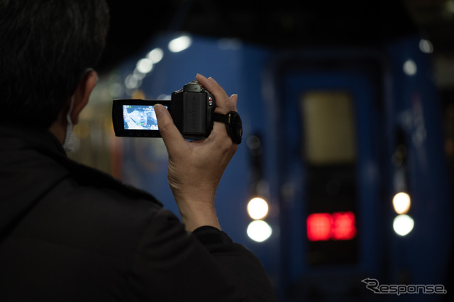 ラストランを記録する人。2022年3月11日。札幌駅。