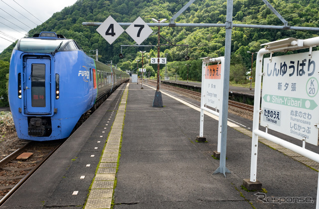2016年に台風被害で『スーパーおおぞら』『スーパーとかち』全列車が運休に追い込まれた際、札幌~トマム間の臨時特急に駆り出されたキハ283系。2016年9月。石勝線新夕張駅。