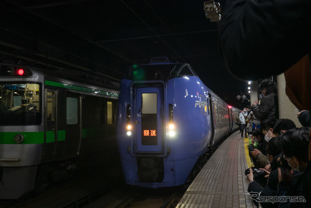 札幌運転所へ回送される『おおぞら12号』の編成。ホームの端まで見送りの人が鈴なりに。2022年3月11日。