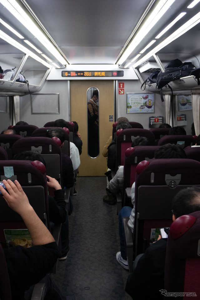 ラストラン列車となった『おおぞら12号』の札幌方6号車の車内。