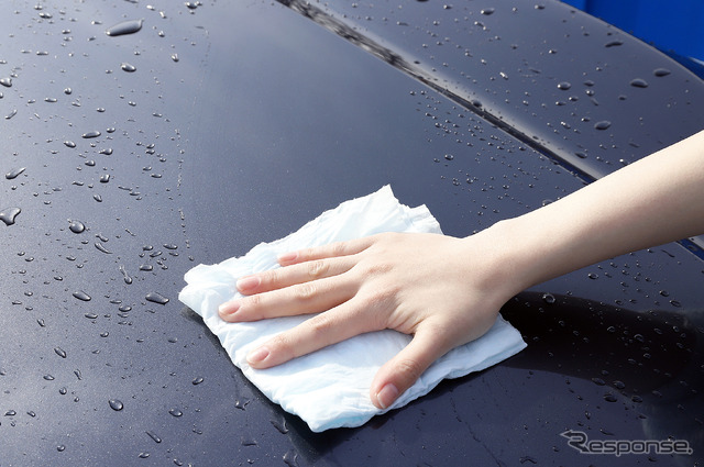ボディも通常の洗車と同様、水滴を拭きとっていくだけ
