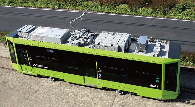 6000形の屋根上。折畳み高さ3.74mのZパンタグラフと集中式冷房装置1基を搭載している。
