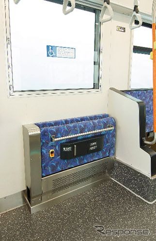 2か所ある車椅子スペース。手すり部分には小型シートが収納されており、車椅子がない時に利用できる。