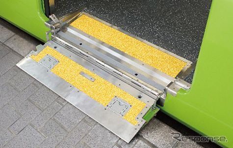 乗降ドア下には折畳み式の渡り板が設けられている。
