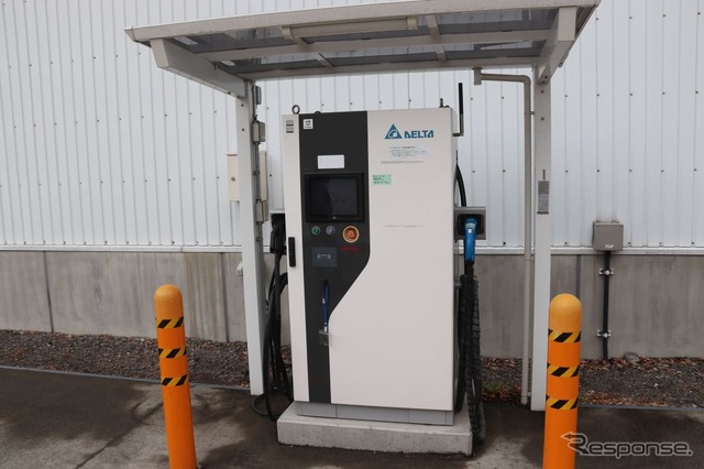 研究所内の50kW急速充電器。チャデモとコンボ(CCS2)のケーブルがでている