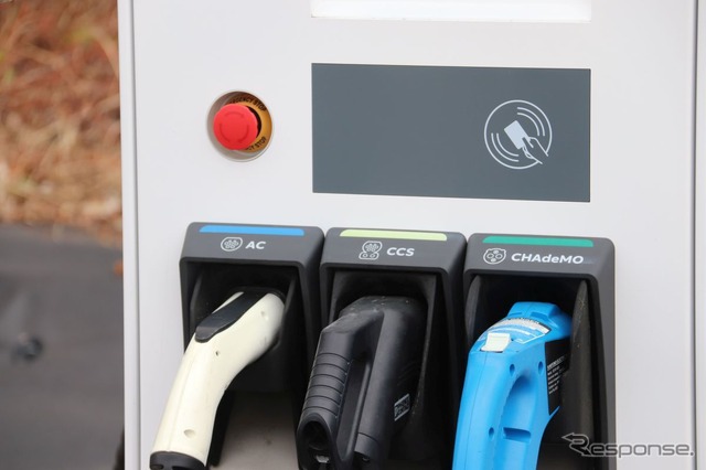 3口タイプの充電器もあった。CHAdeMOとCCS2と43kWのAC充電プラグがでている