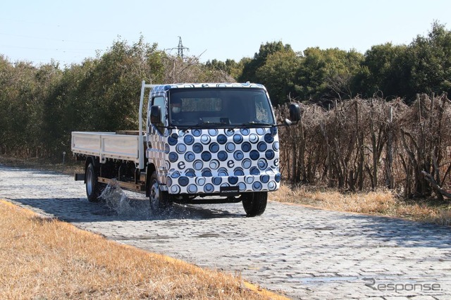 石畳のうえ路面の凹凸もはがしい