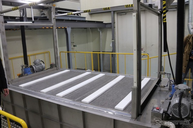 バッテリ分解室の作業台。この台が下降して水槽にバッテリーをひたす