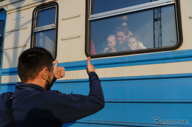 ポーランドへ避難する家族に別れを告げる男性（3月15日、ウクライナ、リヴィウ）