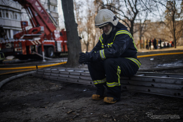 ウクライナ、キエフ市内で、ロシアの上毛により炎上した住宅の書架活動にあたった消防士。少なくとも市民4人が死亡したとされる（3月14日）。