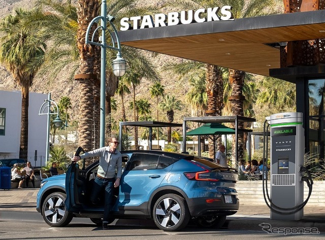 ボルボカーズとスターバックスが提携し米国のスターバックスの店舗に急速充電器を設置