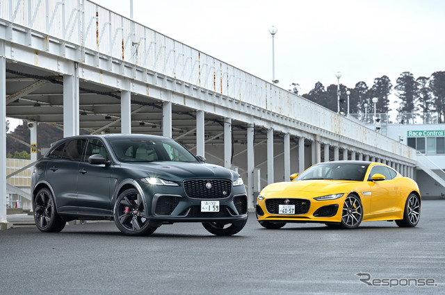 ジャガー F-PACE SVR(左)とF-TYPE R(右)