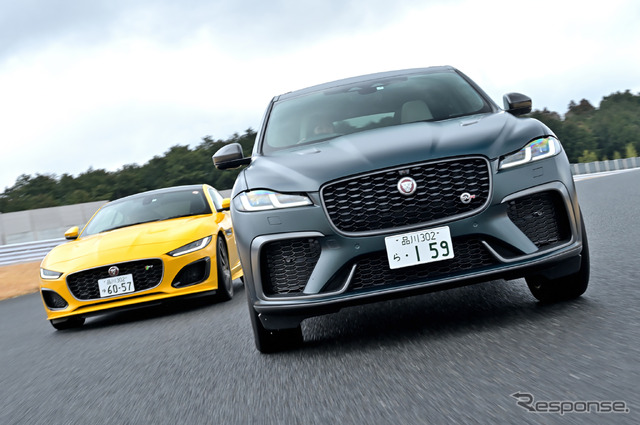 ジャガー F-PACE SVR(右)とF-TYPE R(左)