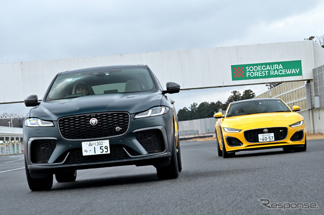 ジャガー F-PACE SVR(左)とF-TYPE R(右)