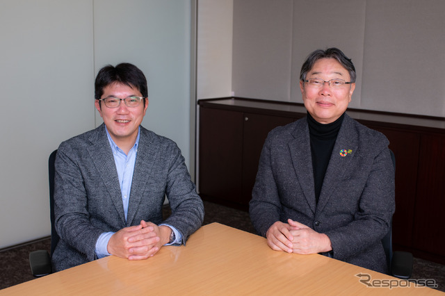 ジオテクノロジーズ 杉原博茂 代表取締役社長 CEO(右)とパイオニア 坂本雅人 常務執行役員(左)