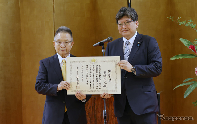 文科省から令和元年度にスポーツ功労者として顕彰された際の高橋国光さん=左。隣は当時の萩生田文科大臣(顕彰を受けた日は2020年7月27日)。