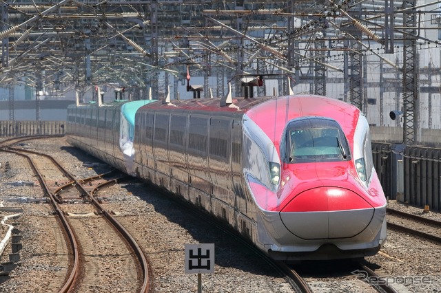 脱線したH5系(奥)とE6系(手前)の併結編成。H5系は10両編成4本しかないため、保有するJR北海道にとっては痛手だ。