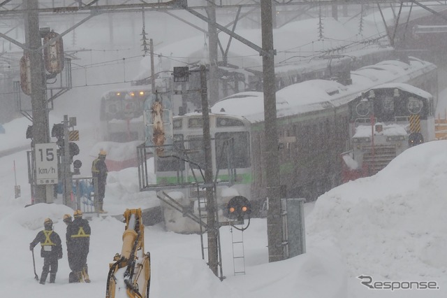 人力とモロの併用で除排雪作業が進められていた函館本線小樽駅構内。2022年2月22日。