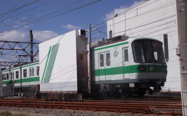 名谷車両基地での洗車風景(写真は引退した3000形)。