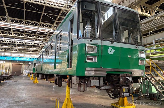 名谷車両基地の車両工場で検査中の2000形先頭車。