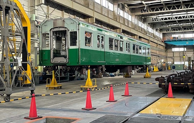 名谷車両基地の車両工場で検査中の2000形中間車。
