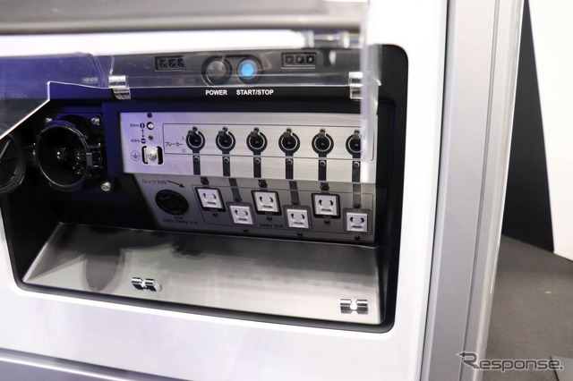 可搬式FC電源の出力インターフェイス。CHAdeMOとAC100Vが6口ある(スマートエネルギーWeek春2022)