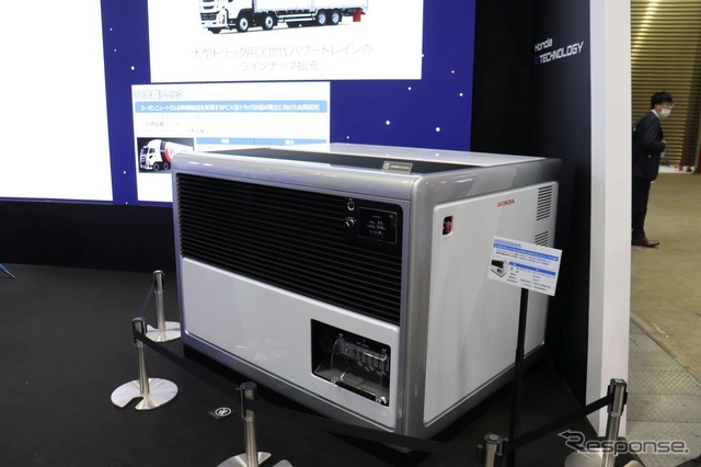 可搬式FC電源。水素タンク内蔵なのでこれだけで発電可能(スマートエネルギーWeek春2022)