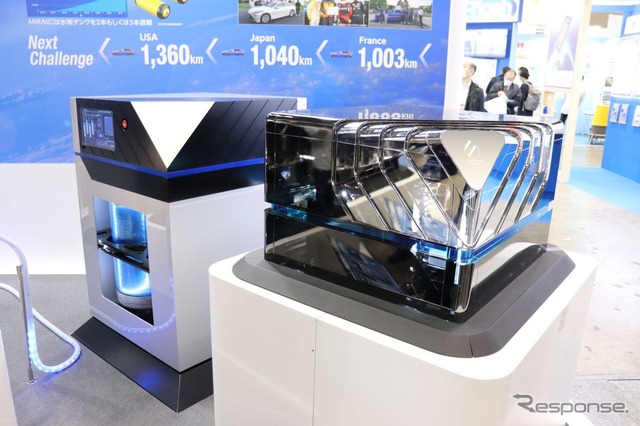 奥にミライの水素タンクを利用した水素貯蔵モジュールが見える(水素・燃料電池展2022)