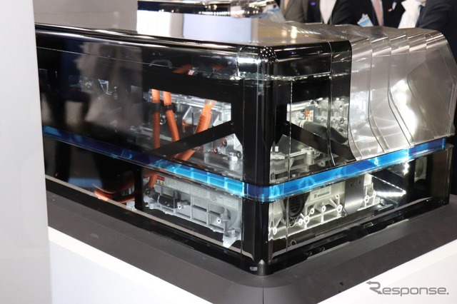 FCモジュールの中身。これはほぼミライのパッケージをそのまま利用しているタイプ(水素・燃料電池展2022)