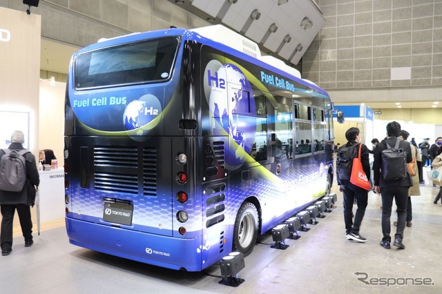 後方の座席を潰して水素タンクやFCスタック、EVアクスルその他が収められる(水素・燃料電池展2022)