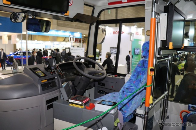 運転席は普通の小型バス(水素・燃料電池展2022)