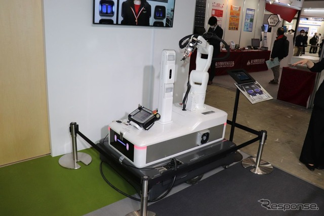 デンソーはモバイルバッテリー式のぶどう収穫ロボ(AGV)を開発