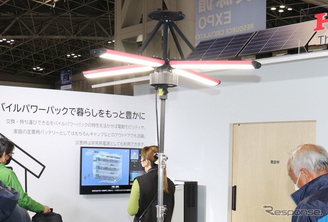 LED投光器。バッテリーのみで12時間前後の稼働も可能