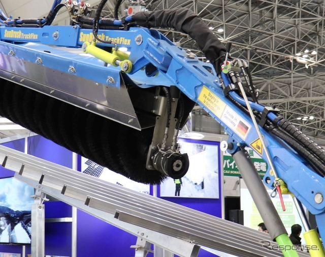 除雪ブラシは洗車機のノウハウをいかし、ぱねるを傷つけず雪をはらう