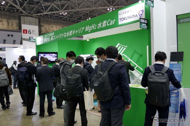 バイオコーク技研とトクヤマの共同ブースには常に来場者が絶えなかった