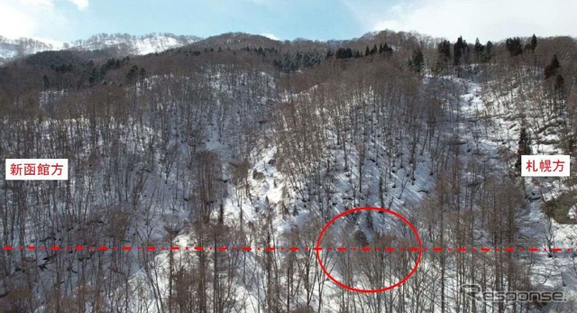 土砂流入箇所(赤線部分)の地表面。3月21日13時頃。
