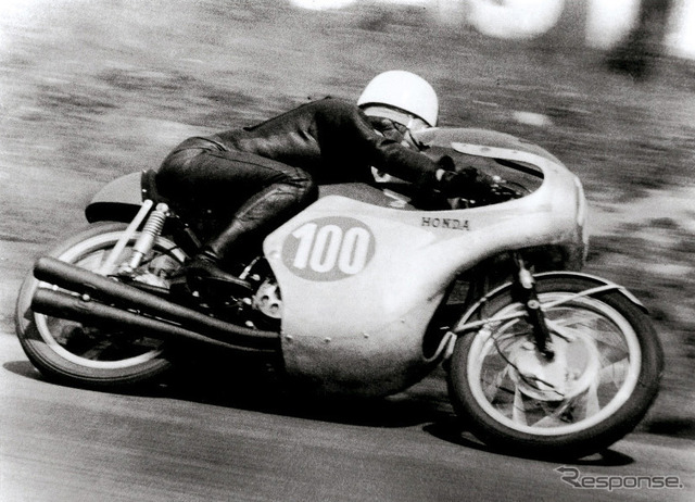 RC162 に乗る高橋国光氏（1961年）