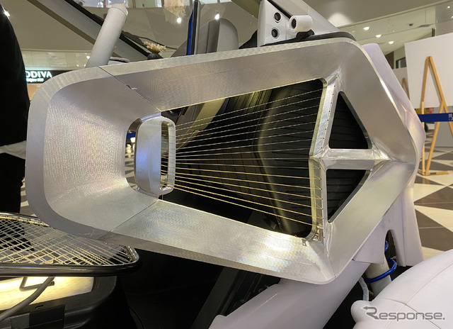 フロント側の固定の菱形は小型ハープ。弦で車内イルミネーションをコントロールすることもできる。
